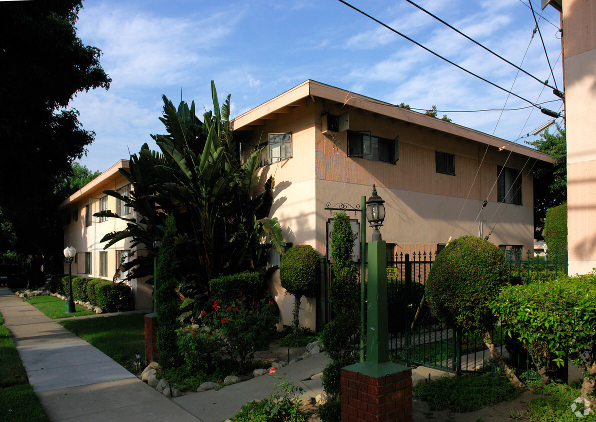 Building Photo - Courtyard Villas