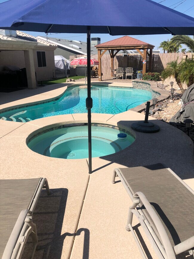 Building Photo - 3265 Fountain Palm Dr