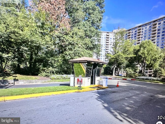 Foto del edificio - 5225 Pooks Hill Rd