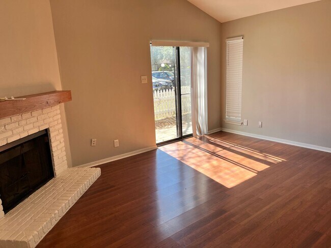 Building Photo - Cute 1/1 Close to Downtown!!