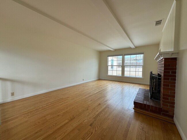 Foto del edificio - Exceptional Charm in this Single-Level 3-Bedroom House