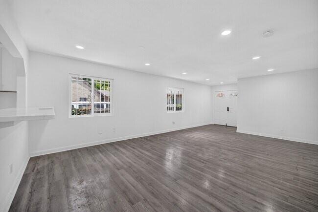 Foto del edificio - 9817 Holmes Ave