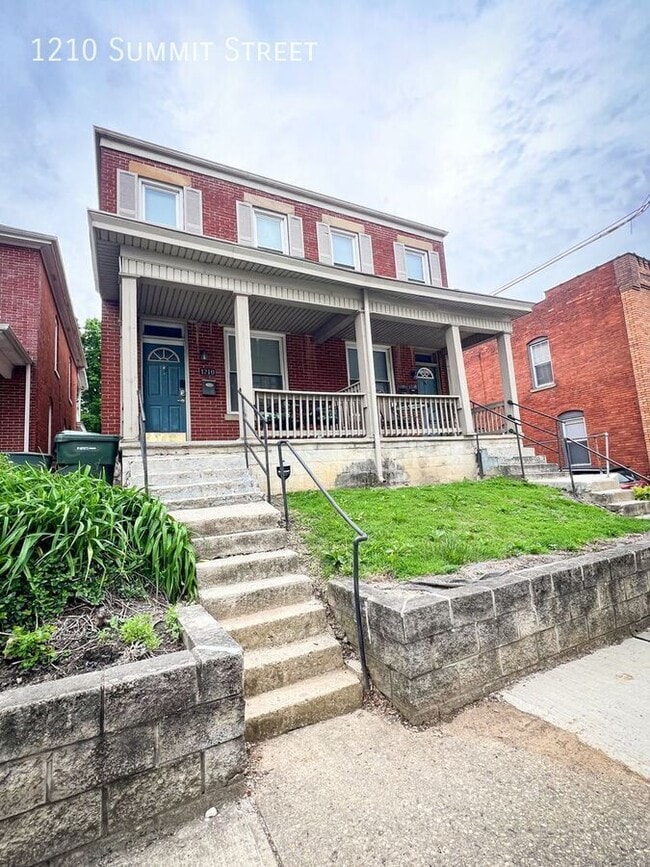 Building Photo - 1210 Summit St