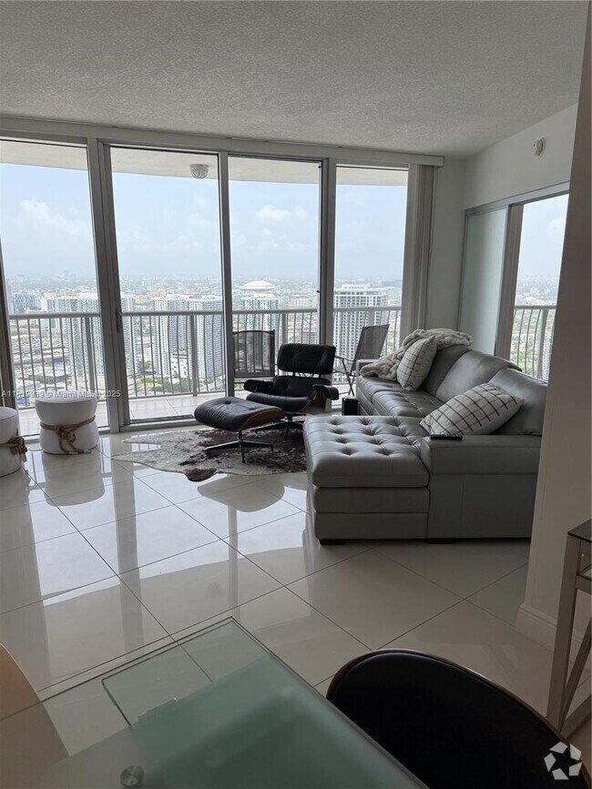 Building Photo - 1750 N Bayshore Dr