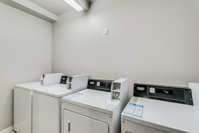 Building Photo - Fully Furnished Modern Studio Apartment