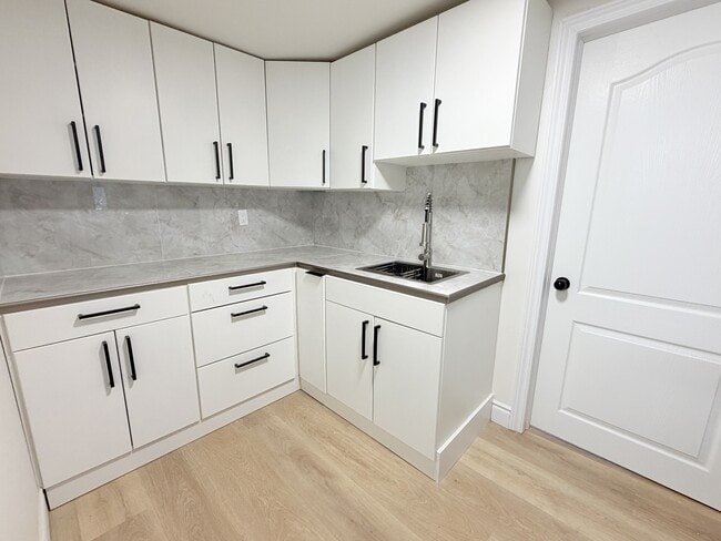 Photo du bâtiment - 165 College Ave N