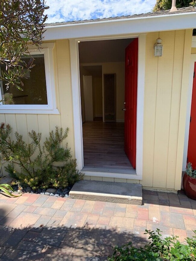Building Photo - Pacific Grove Cottage