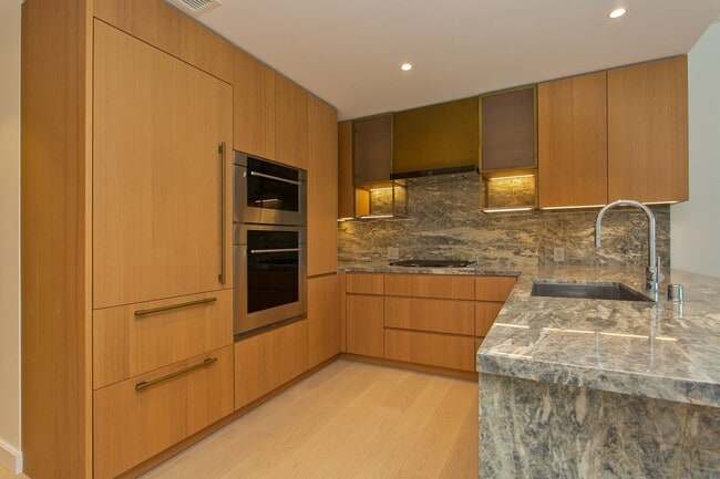 Building Photo - Victoria Place 2705 - Sophisticated 1BR