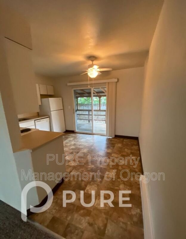 Building Photo - 2096 SE Pinelane St