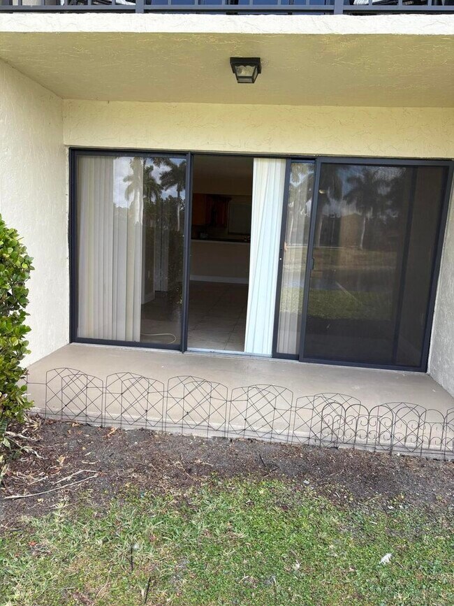 Foto del edificio - 1545 Lake Crystal Dr