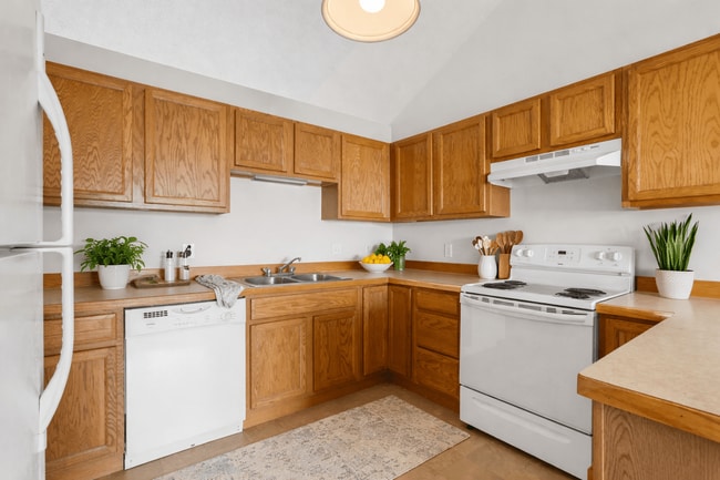 Building Photo - Woodland Creek Townhomes - Saginaw, MI