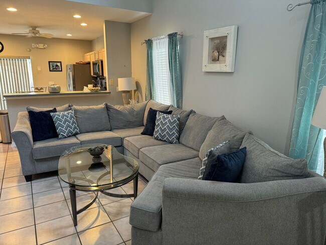 Building Photo - Move In Ready Vacation Home! Pool and Lawn...