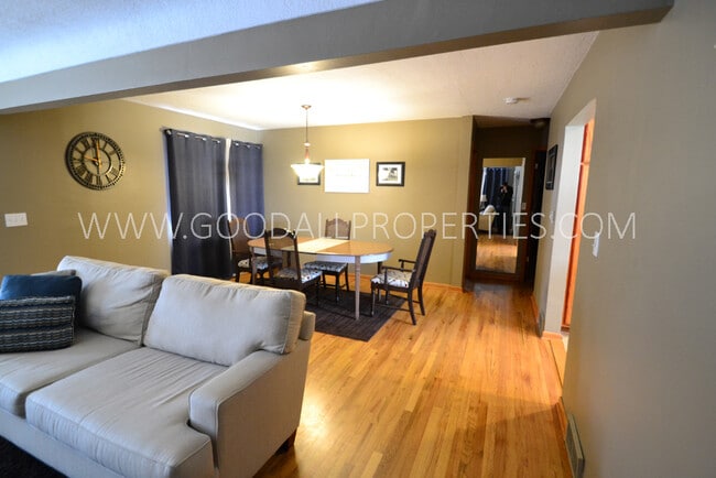 Building Photo - 3 Bedroom Ranch in Urbandale