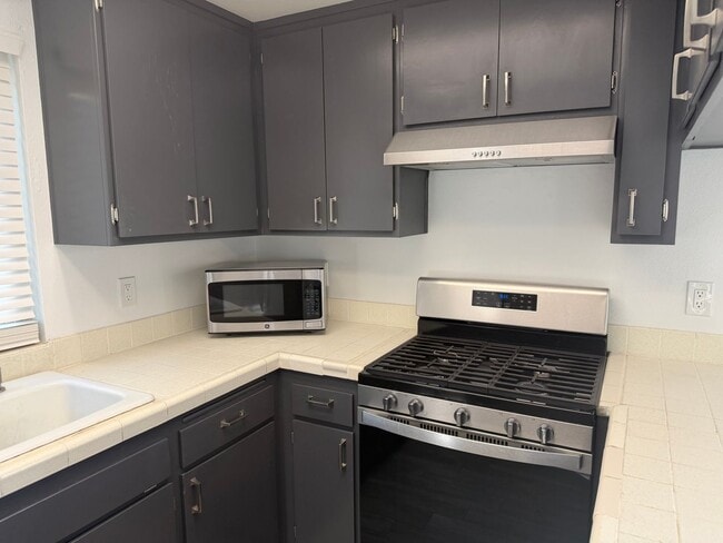 Foto del edificio - Two Story home - Three bedrooms, 2.5 baths near school and shopping