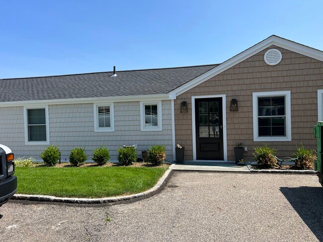 Building Photo - 2 Peconic Cres