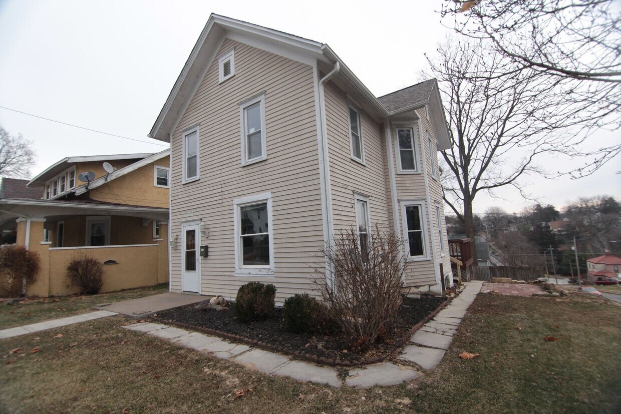 Primary Photo - 4 bedroom home in the East Village of Dave...