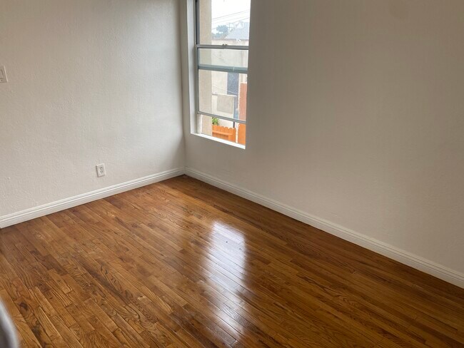 Building Photo - 7215 S Van Ness Ave