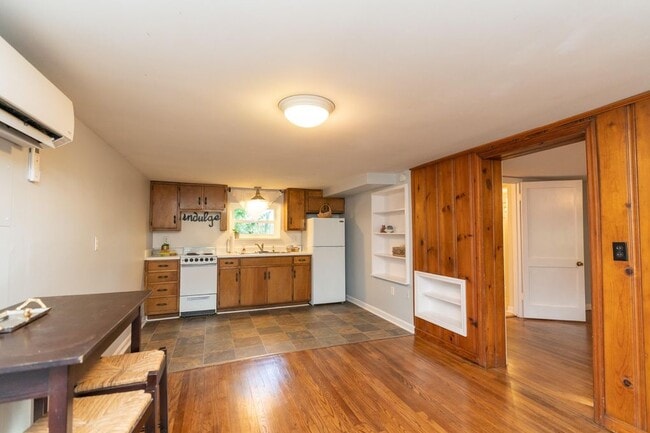 Building Photo - 310 S Parkdale Ave