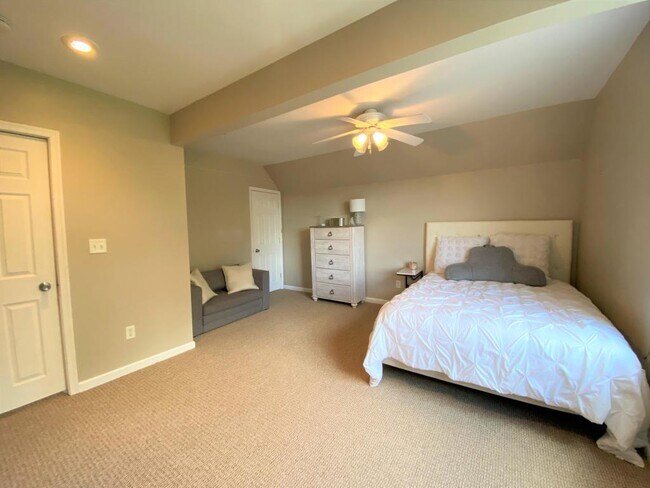Good sized bedrooms with good sized closets - N40W27368 Glacier Rd