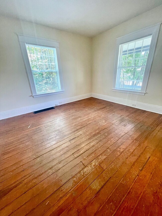 Building Photo - Spacious 3 Bed/2 Bath Home Minutes from Do...