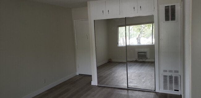 Building Photo - 7131 Bellaire Ave