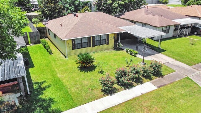 Foto del edificio - 2404 Grape Ln