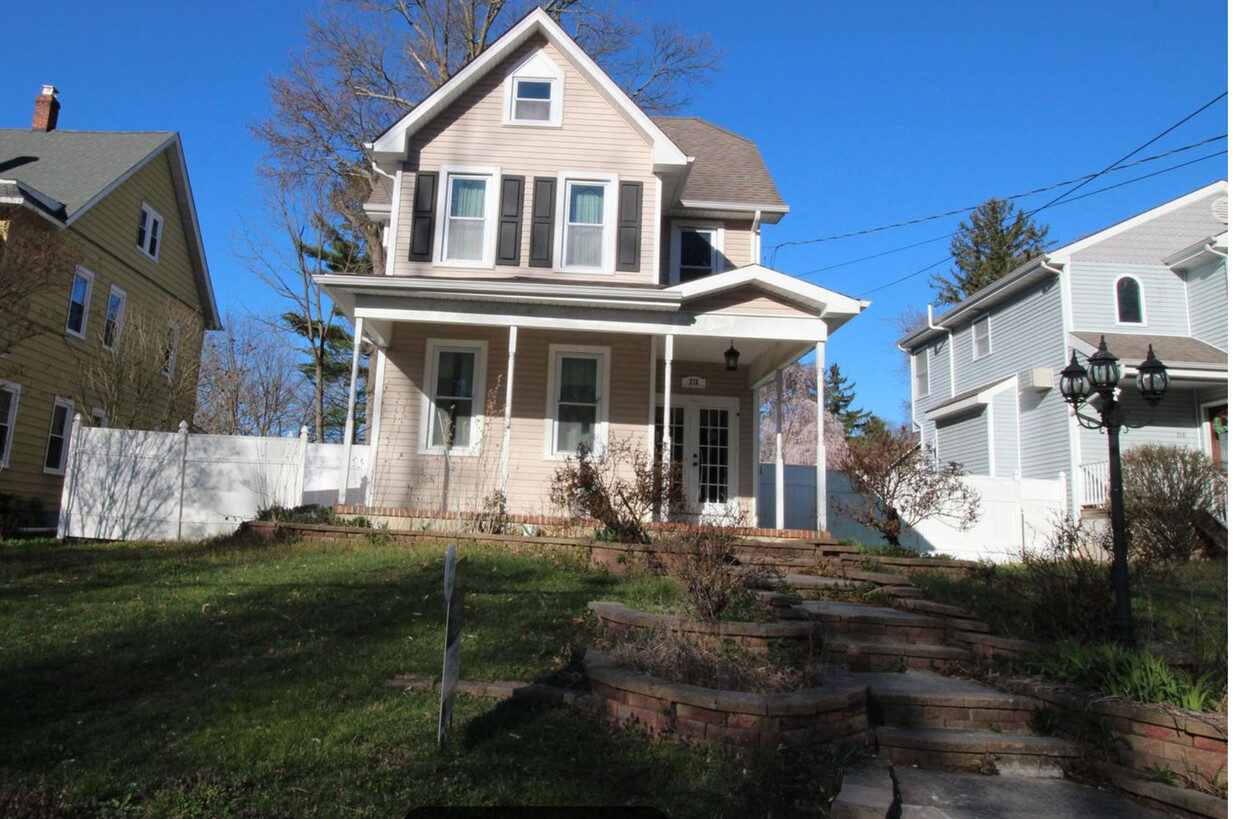 Primary Photo - 216 Clifton Ave