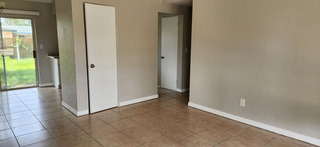 Building Photo - 3 bedroom 1.5 bath