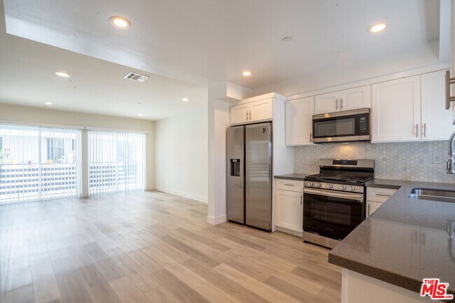 Foto del edificio - 608 1/2 N Gramercy Pl