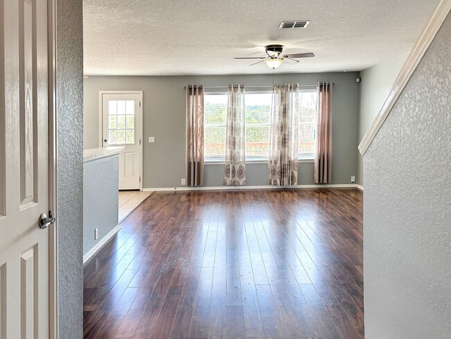 Foto del edificio - Spacious 4-Bedroom Home in Schertz/Cibolo ...