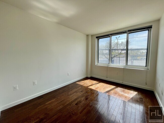 Building Photo - Stunning Sun drenched 1 Bedroom. Luxury li...