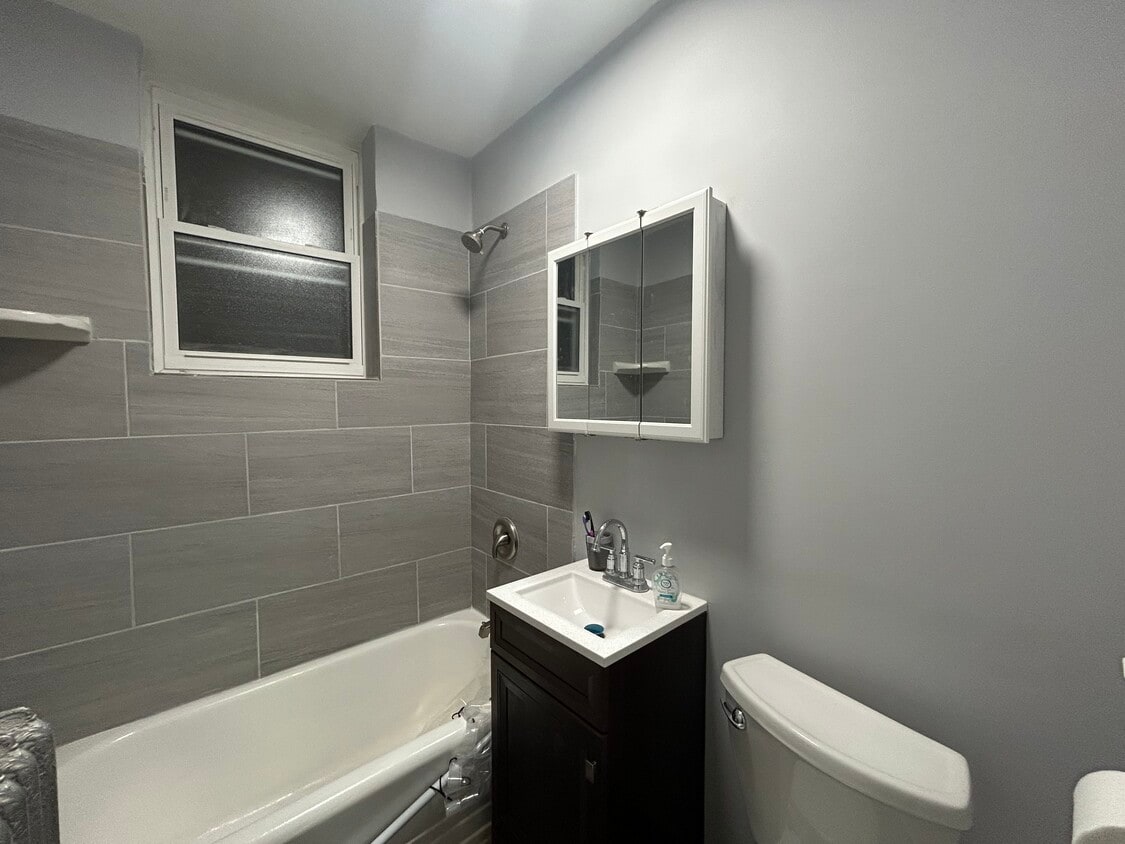 Building Photo - 6956 N Ashland Ave