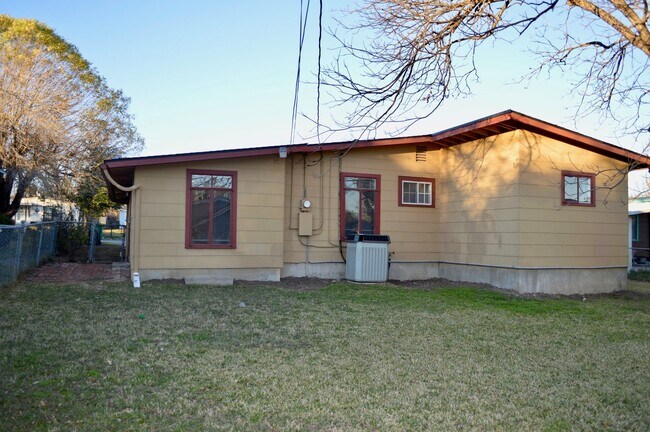 Foto del edificio - Nicely updated 3 bed 2 bath in North Alamo...