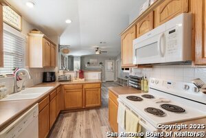 Foto del edificio - 6719 Dragon Creek