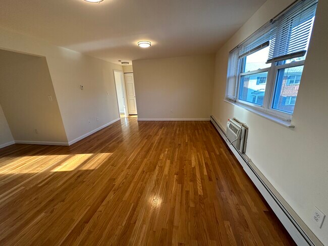 Building Photo - 8 Colonial Dr