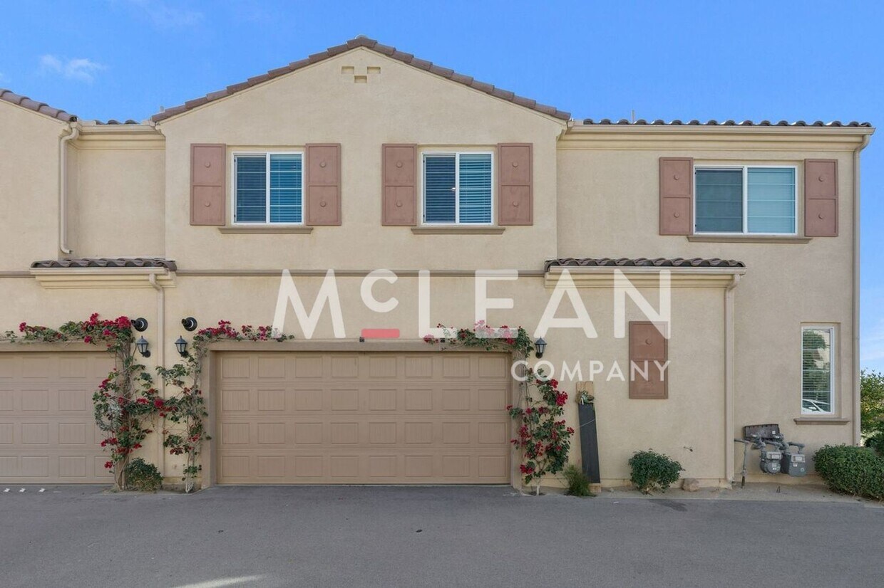 Foto principal - Gorgeous 2-Story 4-Bedroom Home with Loft ...