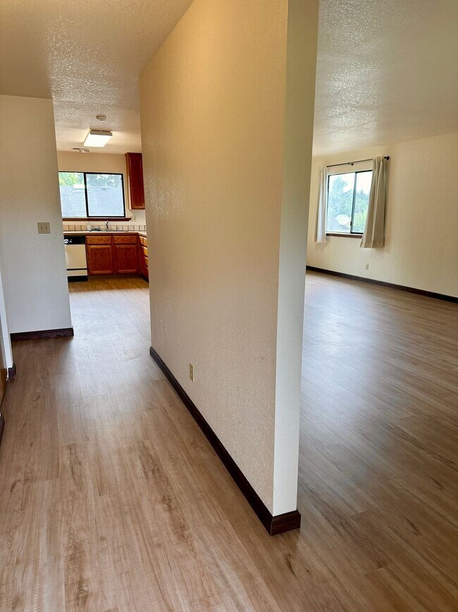 Foto del edificio - Spacious 3 Bed, 2 Bath Home in Desirable Humboldt Hill