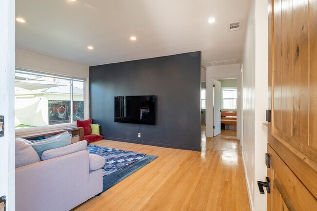 Foto del edificio - Stunning 4 bed 2 bath home in Manhattan Be...