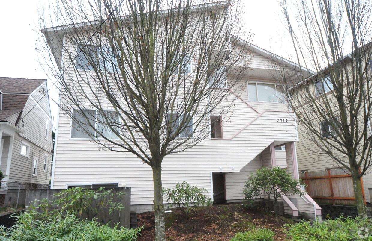 Primary Photo - 2712 Everett Ave