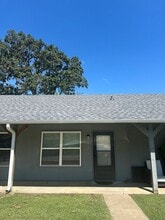 Building Photo - 1427 W Rolling Oaks Dr