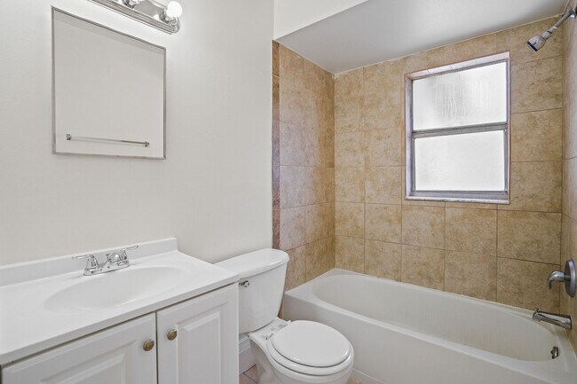 Foto del edificio - 5901 Crestmont St