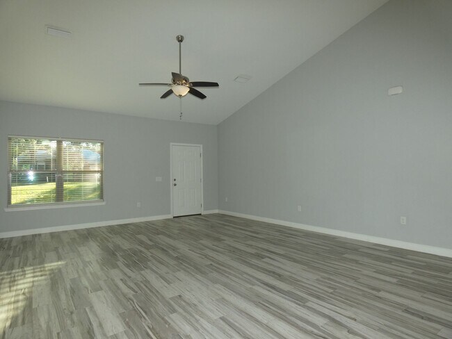 Foto del edificio - Spacious 3-Bedroom Home - Half Acre Lot