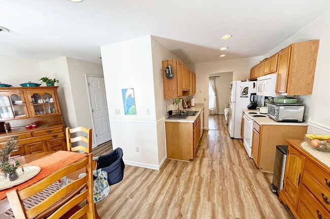 Building Photo - Pet-Friendly Ridgecrest Townhome