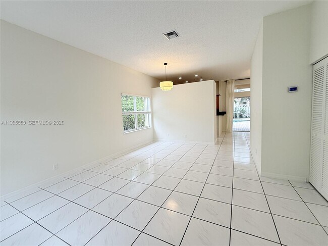 Building Photo - 964 Tanglewood Cir