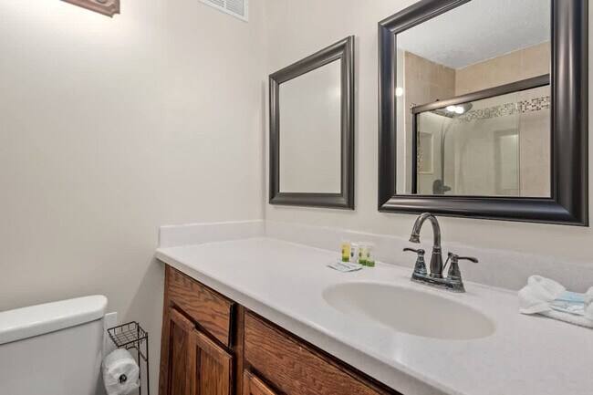 Foto del edificio - 8817 S Thomas Dr