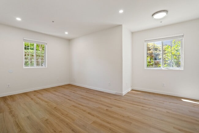 Foto del edificio - Downstairs 1 bedroom apartment with small patio and additional storage