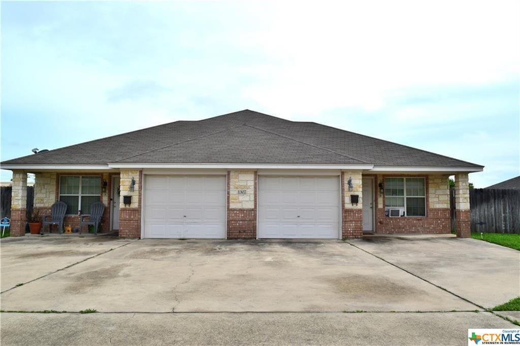 Primary Photo - 1307 W Jasper Dr