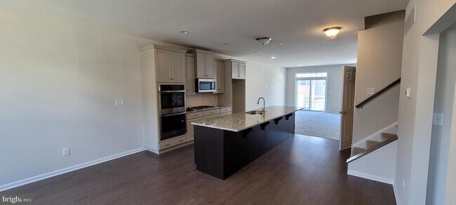Building Photo - 614 Albion Pl