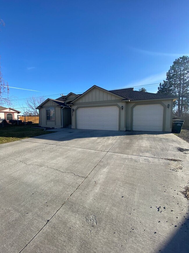 Foto del edificio - House with Triple Car Garage