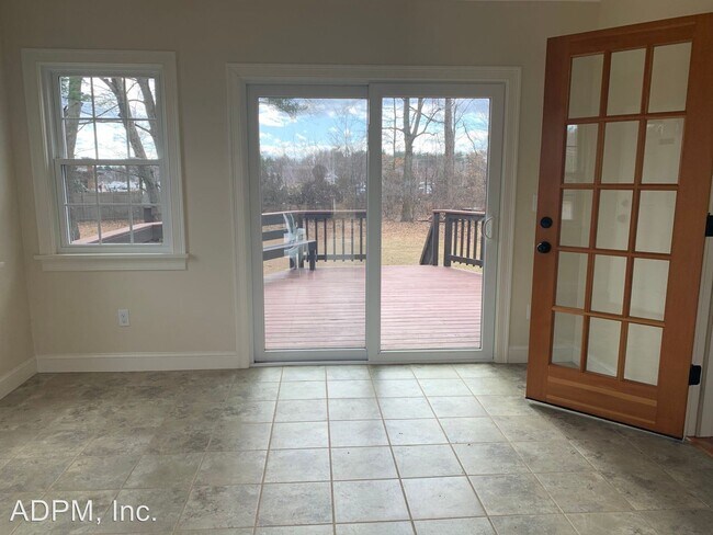 Foto del edificio - 3 br, 2 bath House - 30 Railroad Ave.
